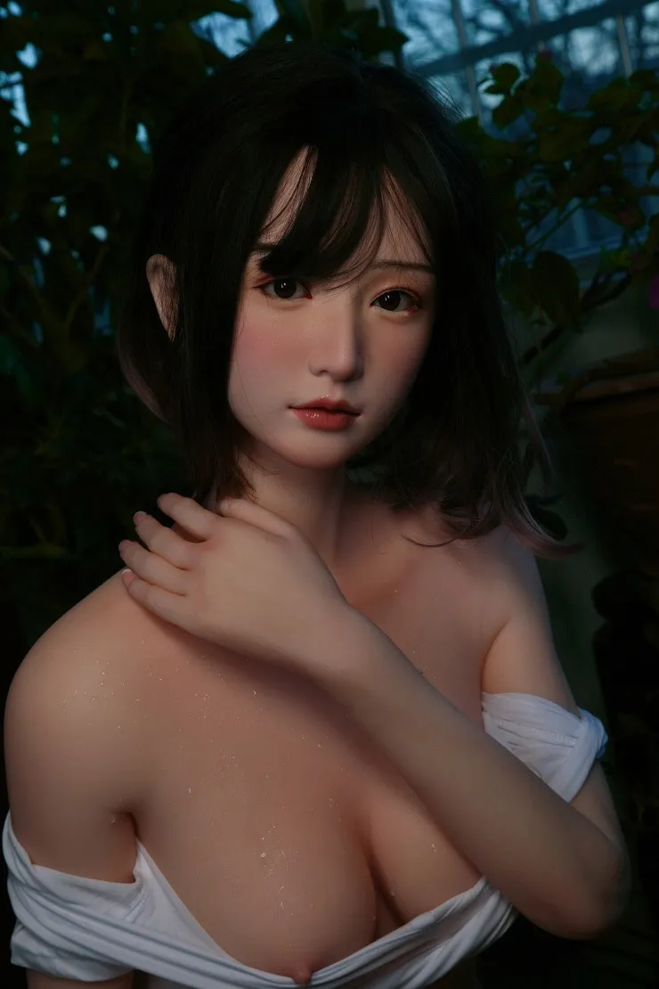 汗が流れているセクシーな美女 日花里 156㎝ 巨乳 シリコンヘッド+TPEボディのリアルラブドール 足取り外し可能 収納簡単