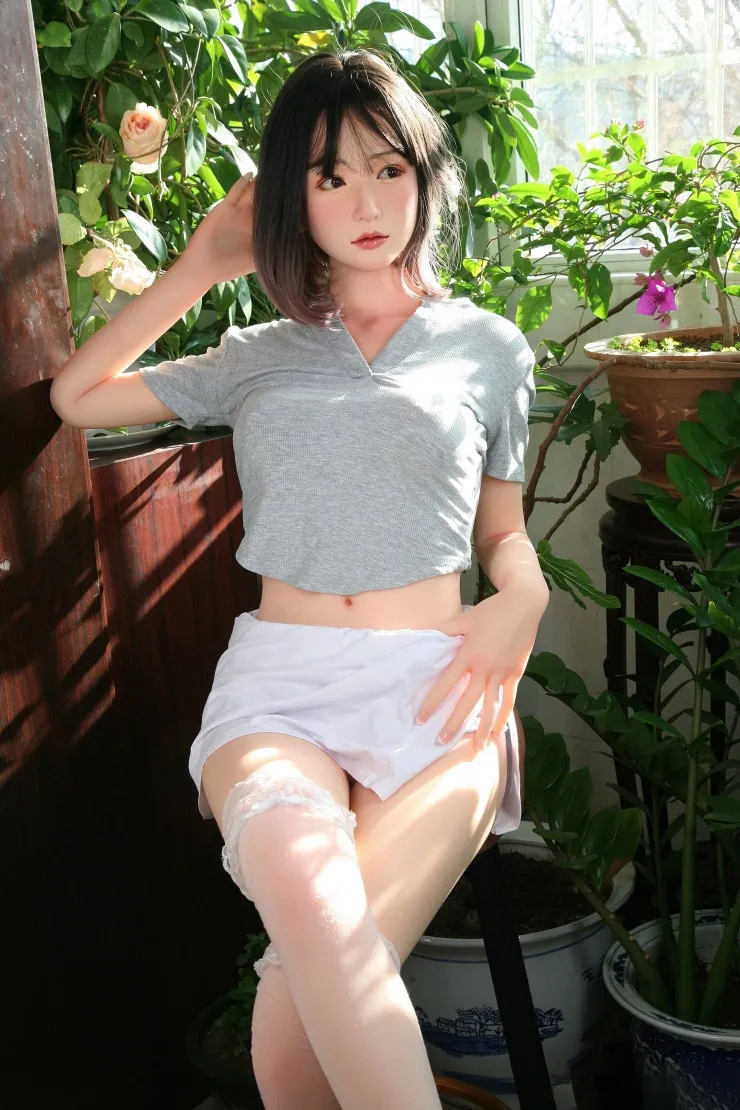 汗が流れているセクシーな美女 日花里 156㎝ 巨乳 シリコンヘッド＋TPEボディのリアルラブドール 足取り外し可能 収納簡単